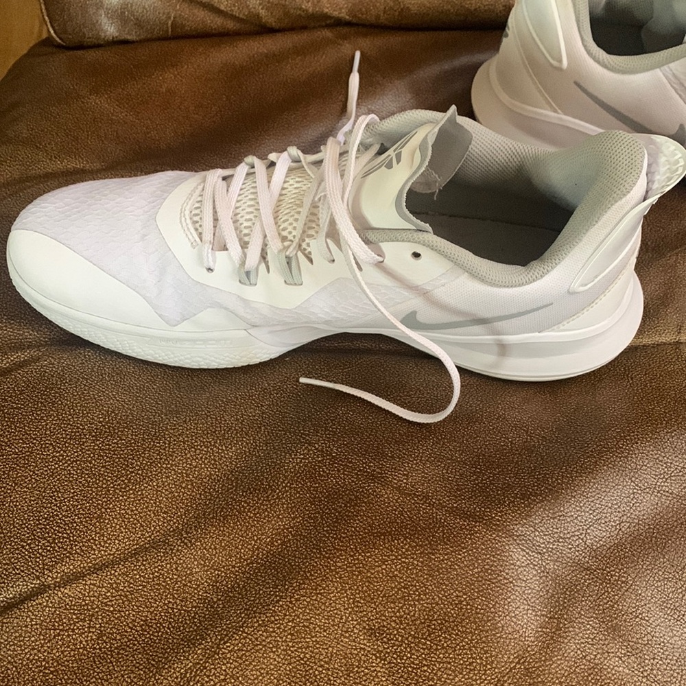 MAMBA FURY white/wolf grey 11’s basketball shoes. Very good clean condition.